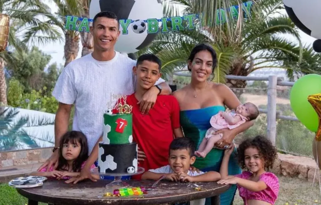 Cristiano Ronaldo padre de 5 hijos