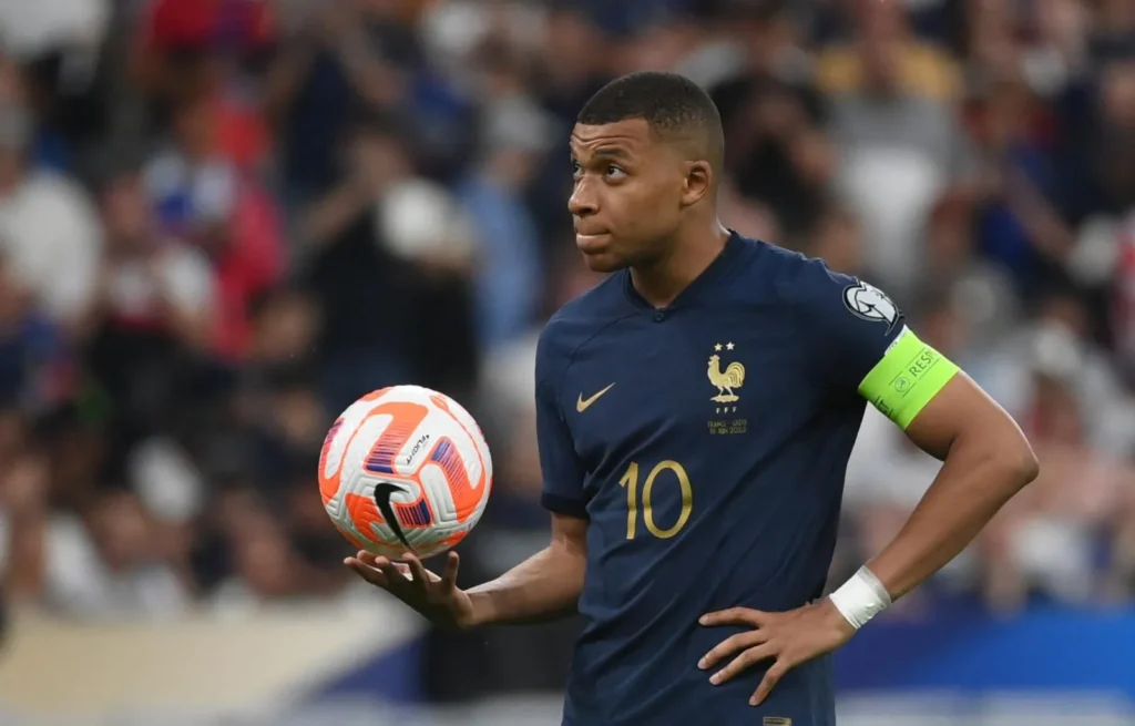 ¿Cuántos idiomas habla Mbappé un Fenómeno Multilingüe y Futbolístico